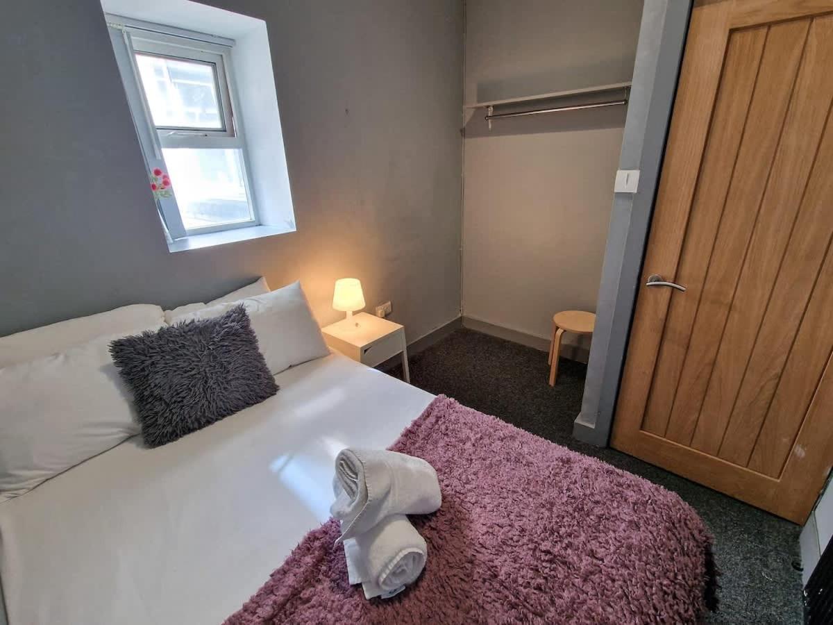 Apartment Flat Sleeps 8 By Superhost *